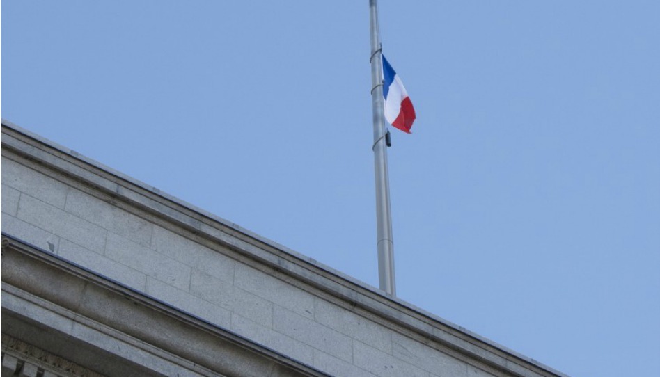 Le drapeau français flotte à Temple Square en signe de support aux victimes parisiennes