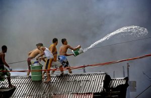 Philippines: incendie combattu avec des seaux. Peu est épargné par le feu