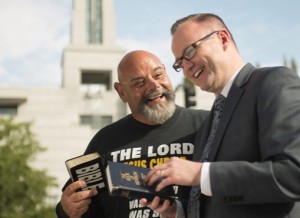amitié entre mormon et protestataire de conférence