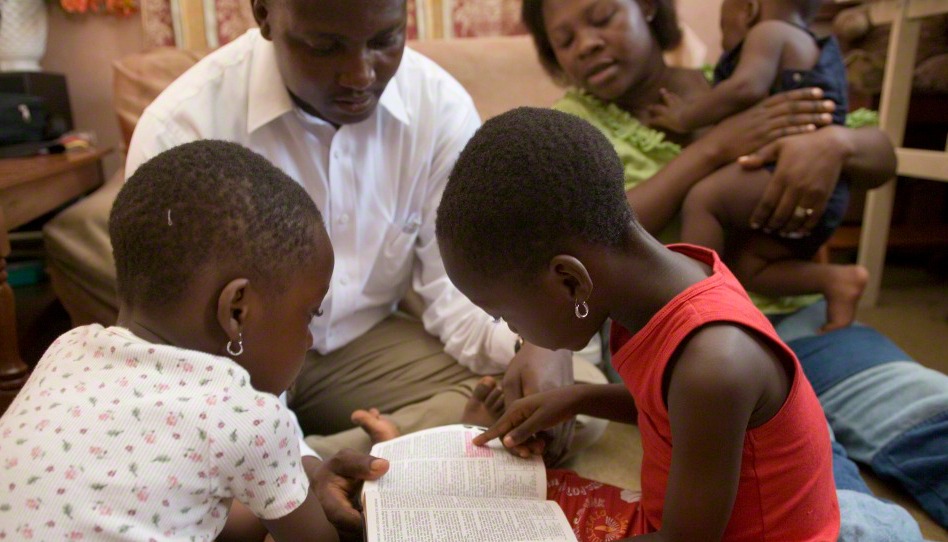 une famille afro-américaine étudie les Ecritures