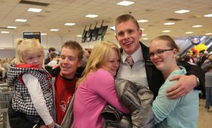 retour de mission, réunion de famille à l'aéroport