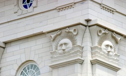 Pourquoi il y a des symboles de soleil, de lune et d’étoiles sur les temples mormons
