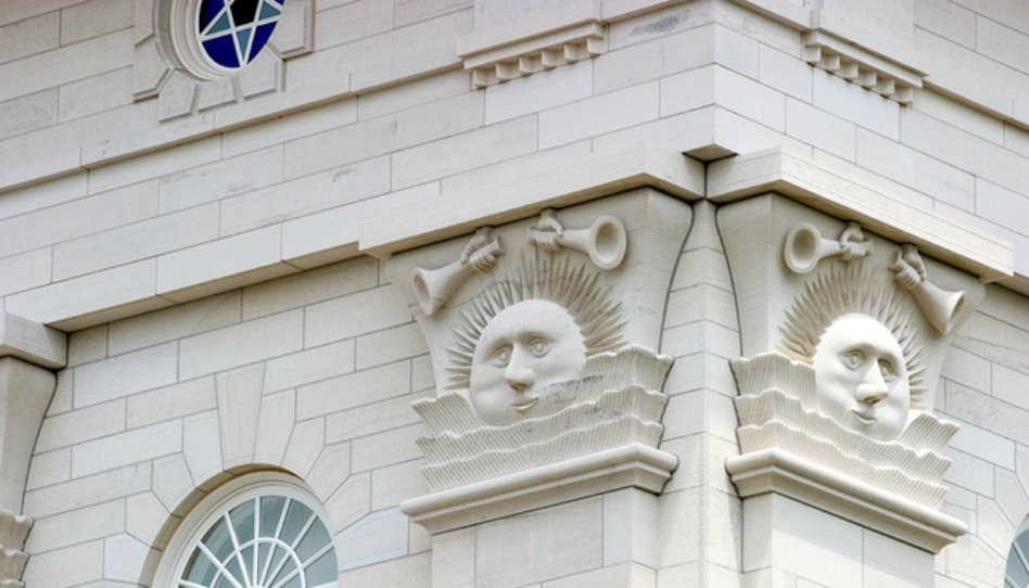 Pourquoi il y a des symboles de soleil, de lune et d’étoiles sur les temples mormons