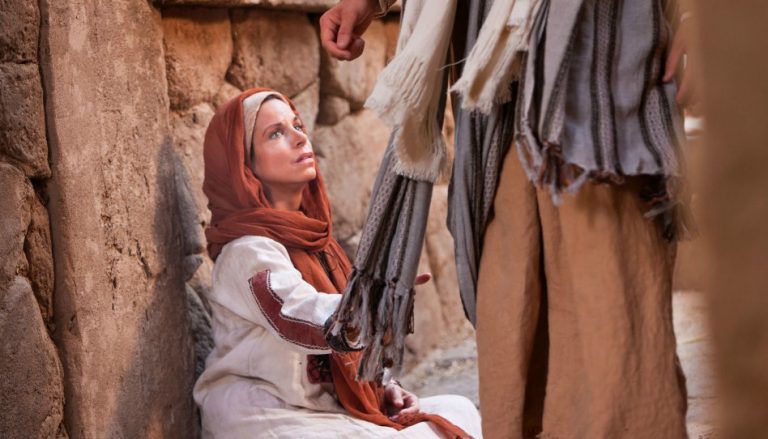 la femme avec une perte e sang était impure depuis de nombreuses années. Jésus la guérie et l'a rendu pure à nouveau