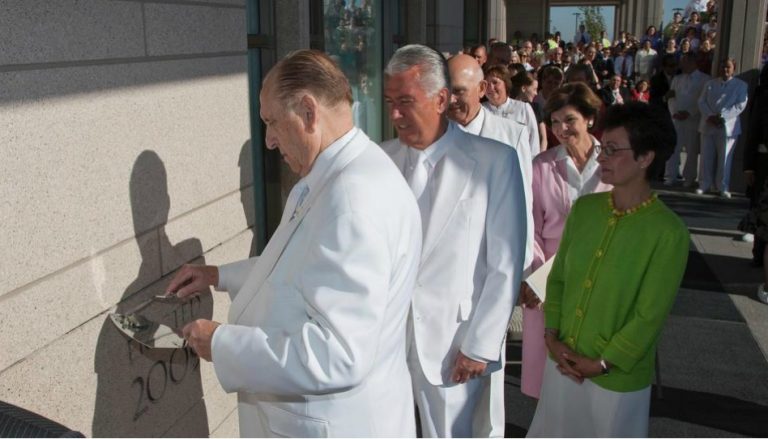Président Monson lors de la consécration du temple d'Oquirrh Mountain