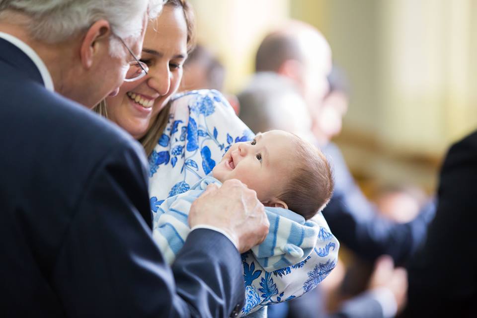 Elder Christoferson discutant avec une jeune femme et son bébé au Brésil