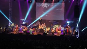 Les jeunes SDJ francophones honorent « La Lumière de la Foi » lors d’un spectacle culturel.