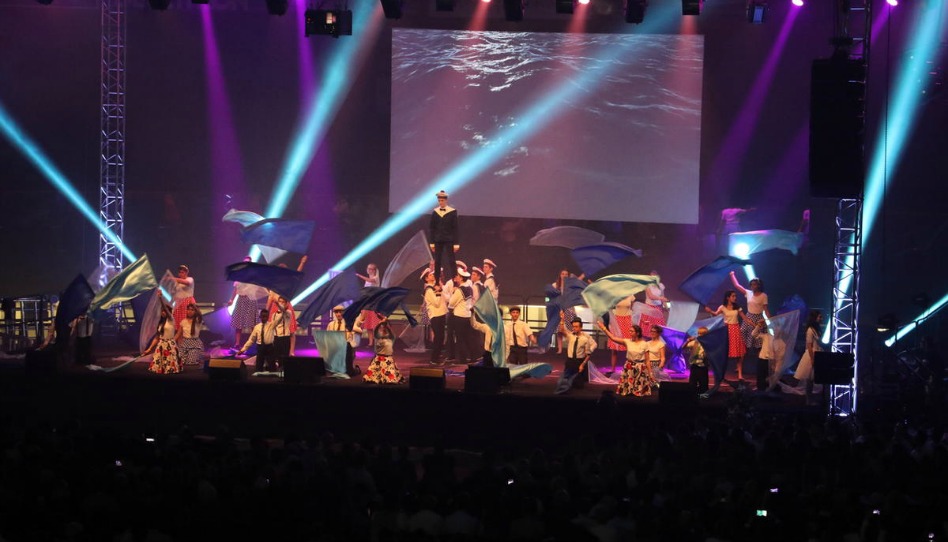 Les jeunes SDJ francophones honorent “La Lumière de la Foi” lors d’un spectacle culturel.