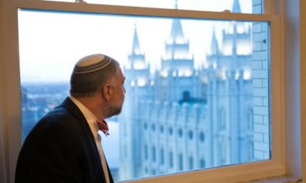 Des dirigeants juifs visitent le centre d’entraide de l’Église