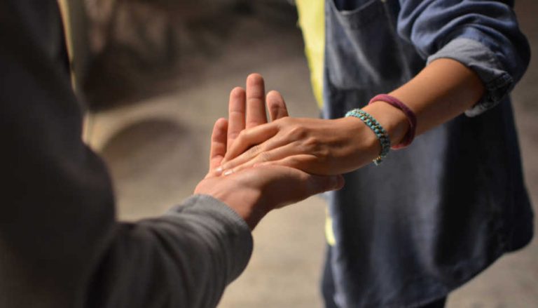 il a toujours servi et tendu la main